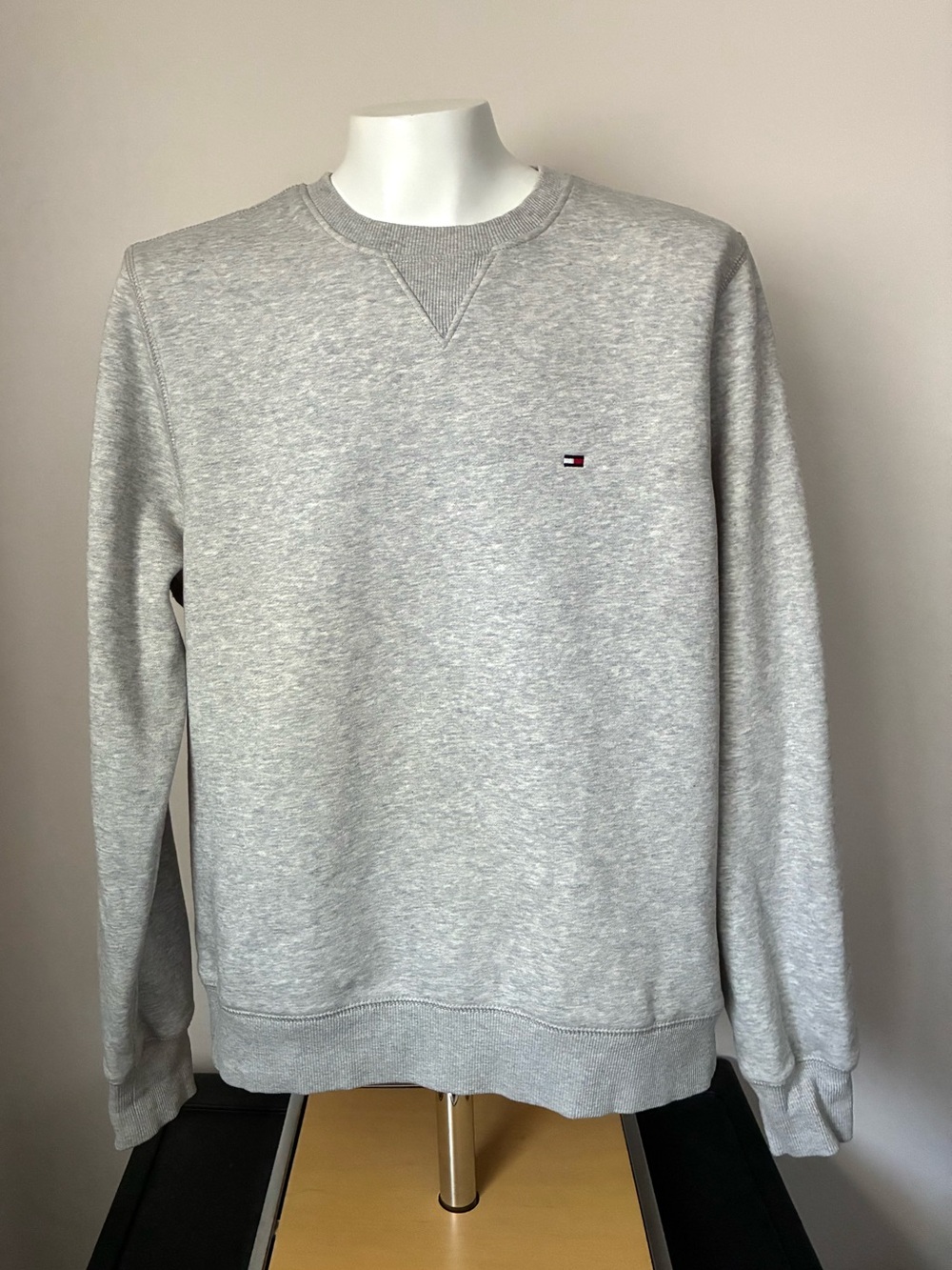 Tommy Hilfiger Men’s Heather Gray Crewneck Sweatshirt Size Small